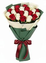 Букет Микс из красных и белых роз в Уйское