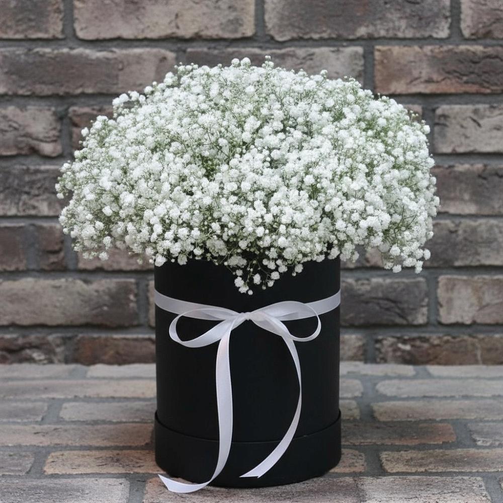 Цветочная композиция из Гипсофила в шляпной коробке в Уйское