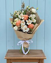 Букет цветов из:  Альстромерии, Лизиантусы, Розы и Хризантемы в Уйское