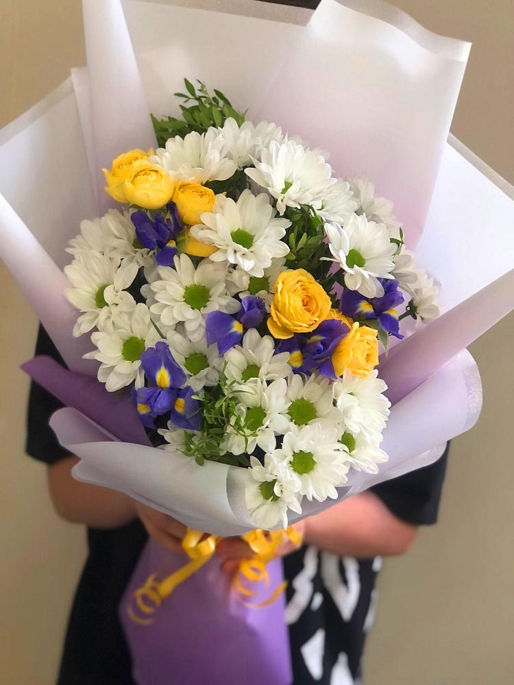 Букет цветов из: Ирисы, Хризантемы и Розы в Уйское