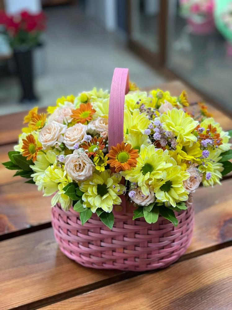 Цветочная композиция из Хризантемы и Розы в корзине в Уйское