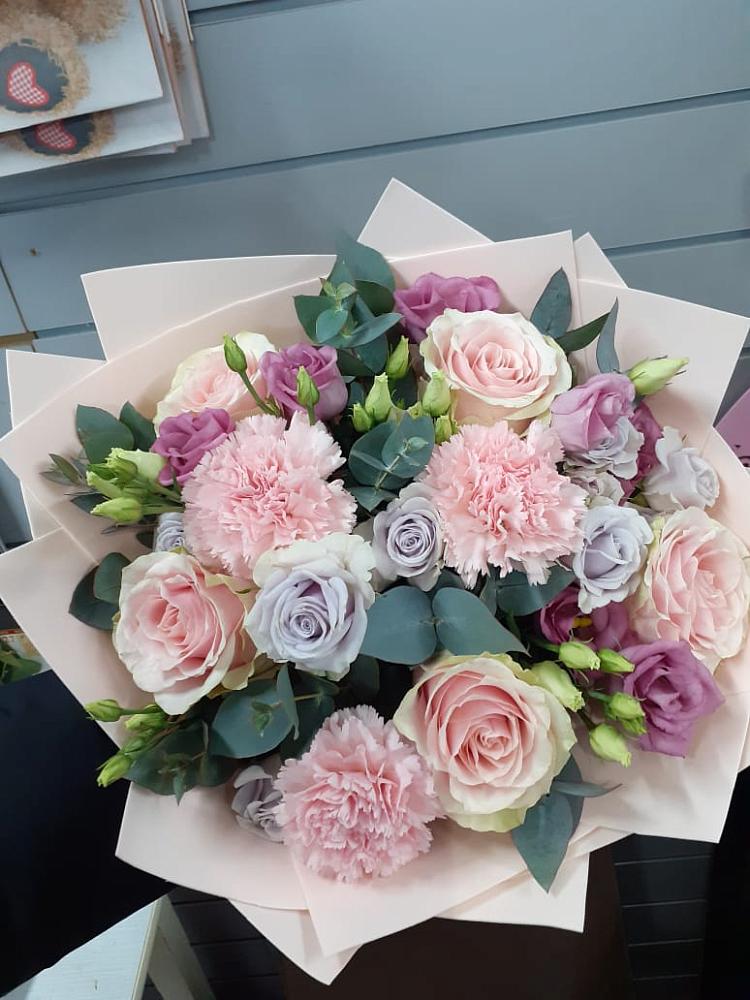 Букет цветов из: Розы, Гвоздики и Лизиантусы в Уйское